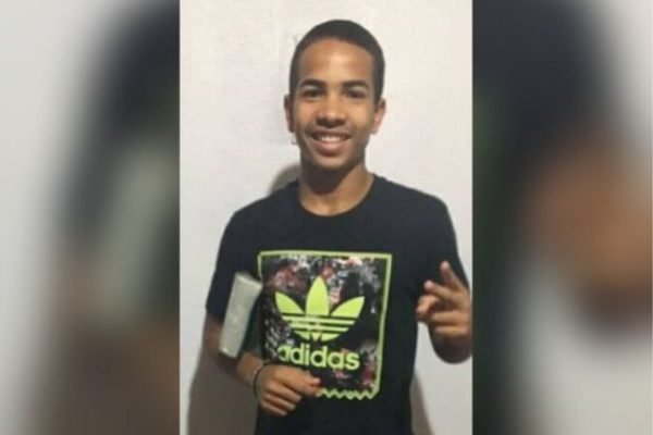 Fisiovida - - Jovem de 24 anos, jogador de futebol amador; - Sem