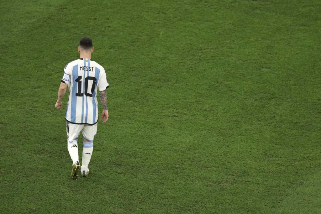 Lionel Messi, da Argentina, caminha antes partida final da Copa do Mundo da FIFA Qatar 2022 entre Argentina e França - Metrópoles