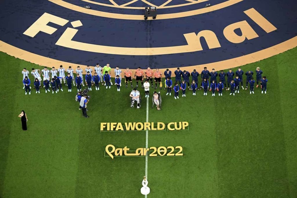 Jogadores e árbitros se alinham antes da partida final da Copa do Mundo da FIFA Qatar 2022 entre Argentina e França