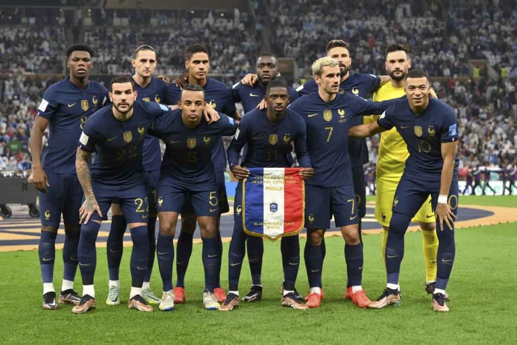 Jogadores da França posam para uma foto antes da partida final da Copa do Mundo da FIFA Qatar 2022 entre Argentina e França