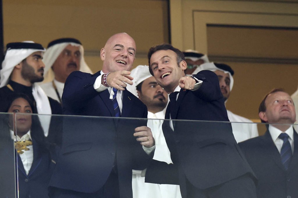 Gianni Infantino, presidente da FIFA, e o presidente francês Emmanuel Macron são vistos antes da partida final da Copa do Mundo da FIFA Qatar 2022 entre Argentina e França - Metrópoles