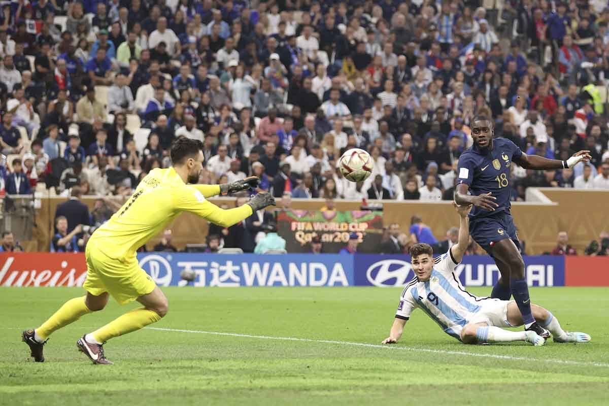 Lionel Messi da Argentina, comemora o seu segundo gol durante a partida  entre Argentina e França, pela Final da Copa do Mundo FIFA Qatar 2022,  no Estádio Lusail, neste domingo 18 Stock