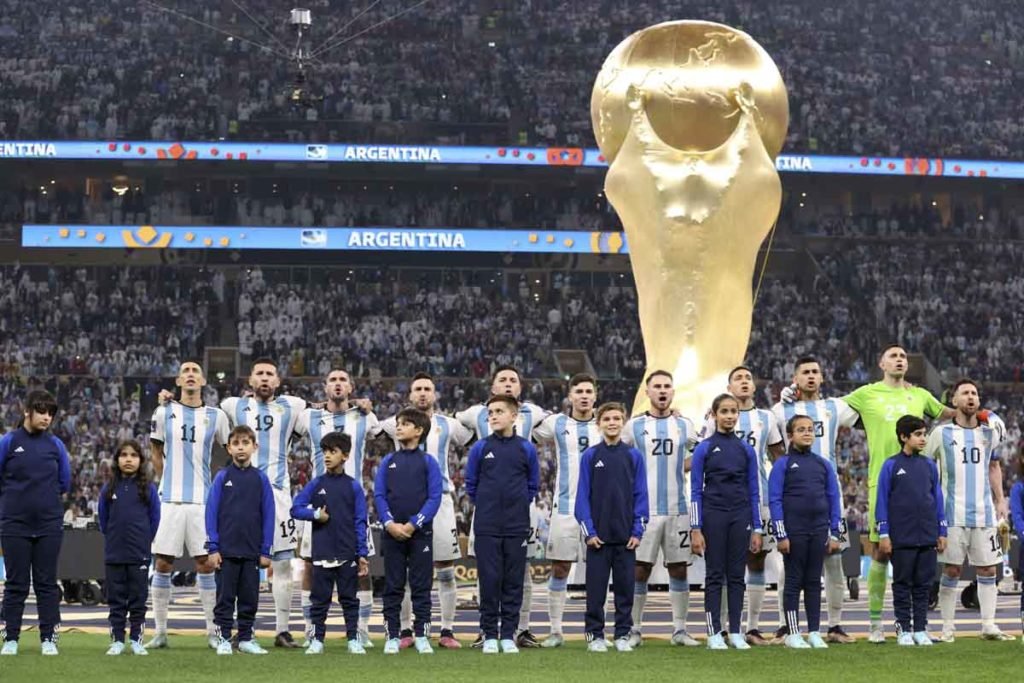Jogadores da Argentina se alinham para o hino nacional antes da partida final da Copa do Mundo da FIFA Qatar 2022 entre Argentina e França - Metrópoles