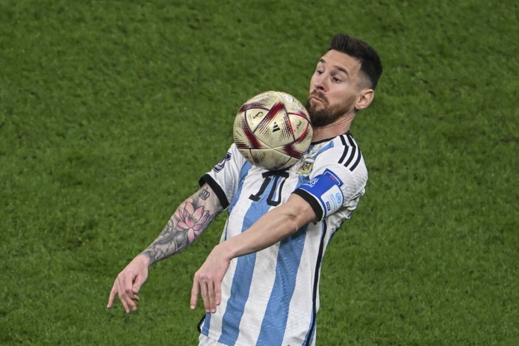 Lionel Messi, da Argentina, em lance de bola durante a partida final da Copa do Mundo da FIFA Qatar 2022