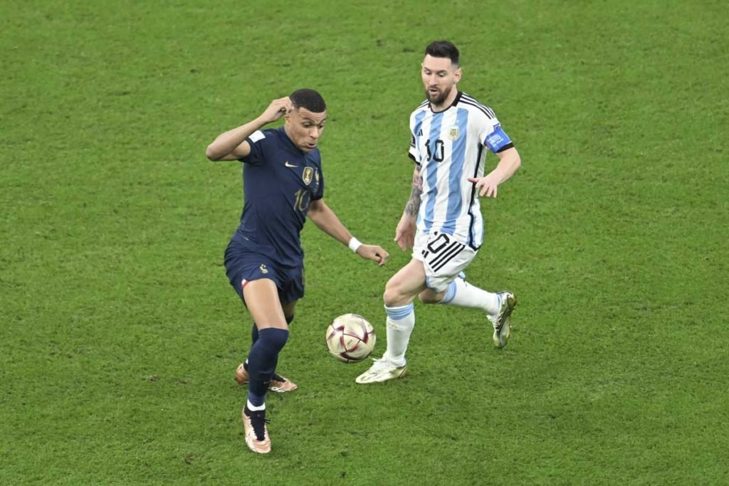 Lionel Messi (10) da Argentina em ação contra Kylian Mbappe (10) da França durante a partida final da Copa do Mundo FIFA 2022 entre Argentina e França