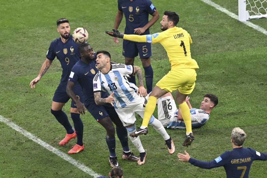 Cristian Romero (13) da Argentina em ação contra Hugo Lloris (1) da França durante a partida final da Copa do Mundo FIFA 2022 entre Argentina e França