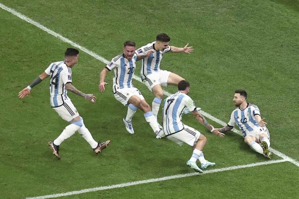 Lionel Messi, da Argentina, comemora após marcar o primeiro gol do time por meio de um pênalti durante a partida final da Copa do Mundo da FIFA Qatar 2022