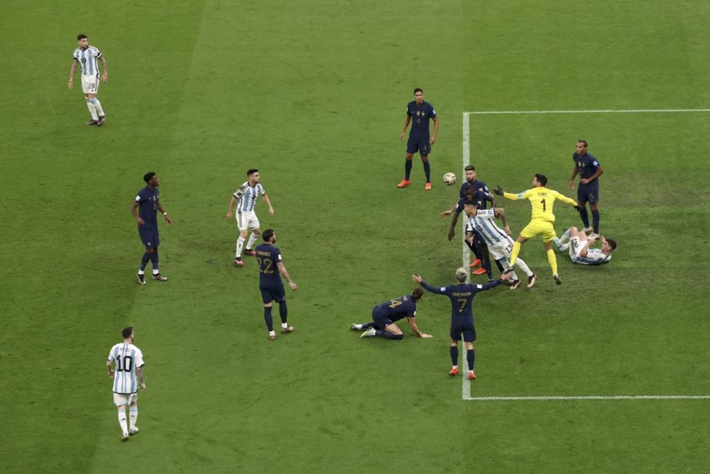 Hugo Lloris da França faz uma defesa contra Cristian Romero da Argentina durante a final da Copa do Mundo da FIFA Qatar 2022 entre Argentina e França no Lusail Stadium