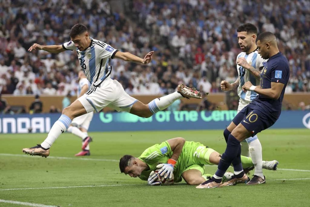 Emiliano Martinez, da Argentina, faz uma defesa durante a partida final da Copa do Mundo da FIFA Qatar 2022 entre Argentina e França