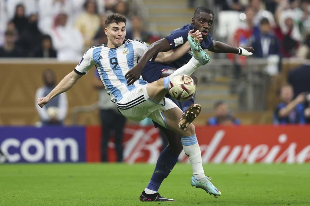 Julian Alvarez, da Argentina, luta pela posse de bola com Dayot Upamecano, da França, durante a partida final da Copa do Mundo da FIFA Qatar 2022 entre Argentina e França