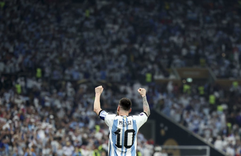 Lionel Messi, da Argentina, comemora após marcar o primeiro gol do time por meio de um pênalti durante a partida final da Copa do Mundo da FIFA Qatar 2022