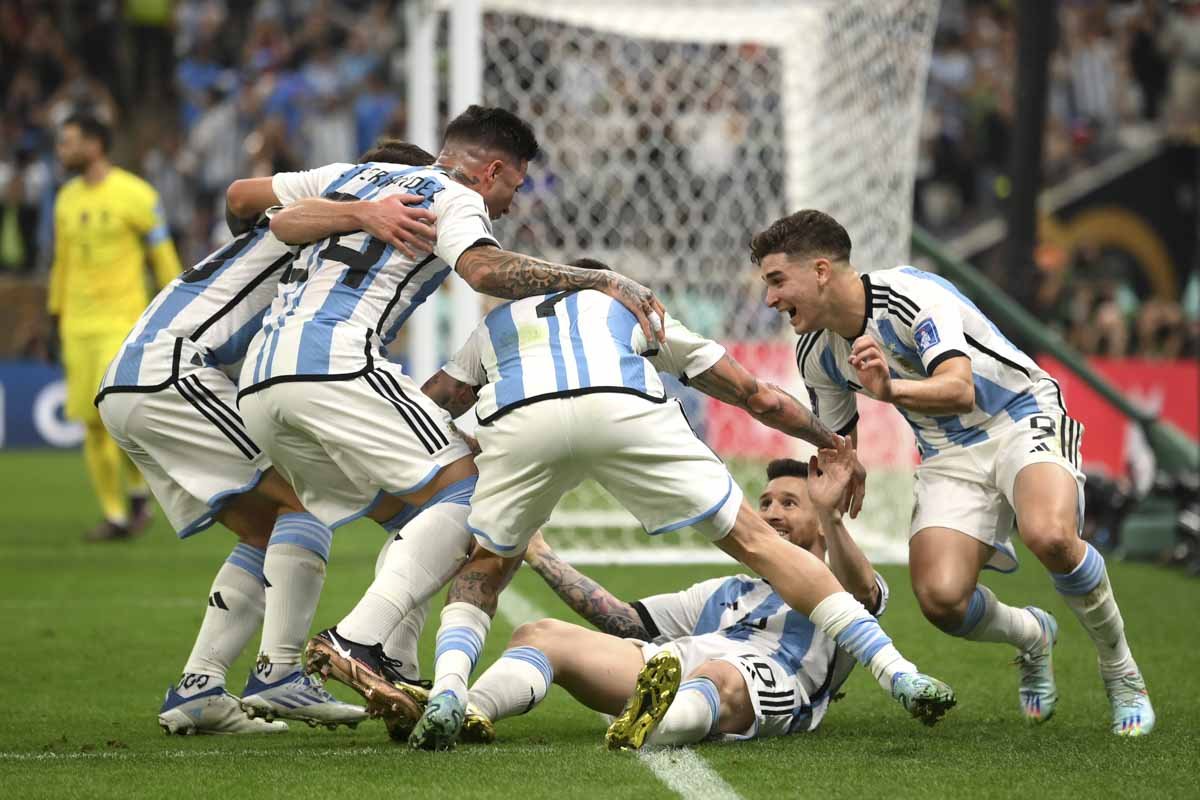 Lionel Messi da Argentina, comemora o seu segundo gol durante a partida  entre Argentina e França, pela Final da Copa do Mundo FIFA Qatar 2022,  no Estádio Lusail, neste domingo 18 Stock