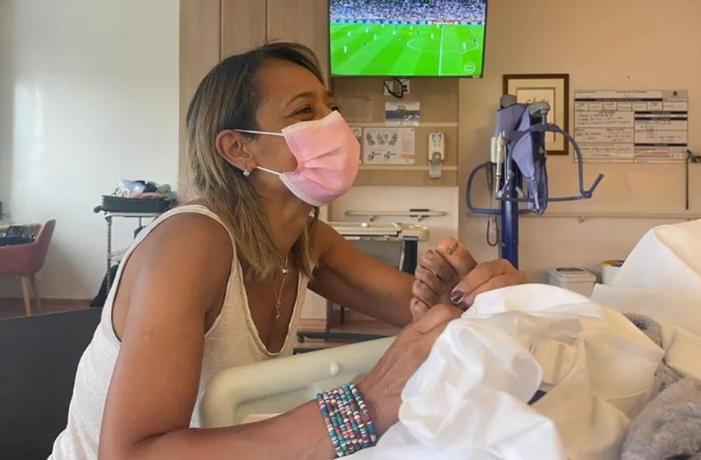 Me ensinando a jogar tranca', filha de Pelé comemora recuperação do pai