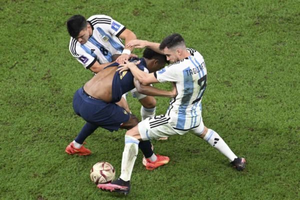 Nicolas Tagliafico (3) e Marcos Acuna (8) da Argentina disputa contra um jogador da França durante a partida final da Copa do Mundo FIFA 2022 entre Argentina e França