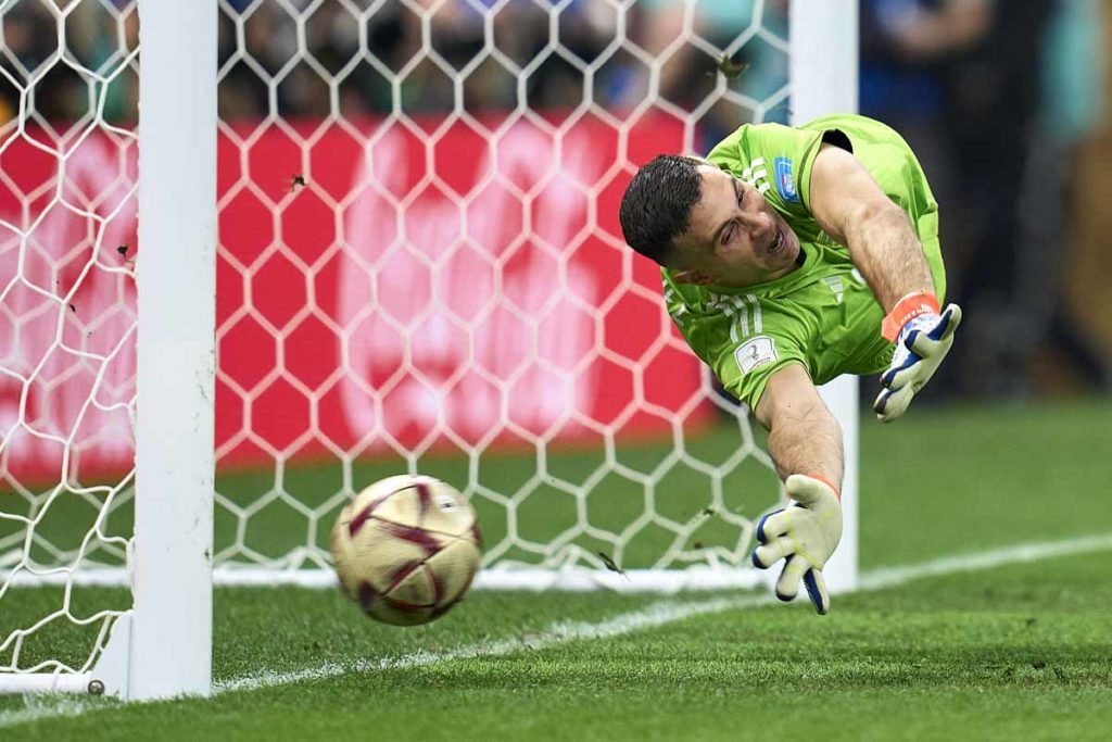 Emiliano Martinez, da Argentina, tenta impedir um pênalti de Kylian Mbappe, da França