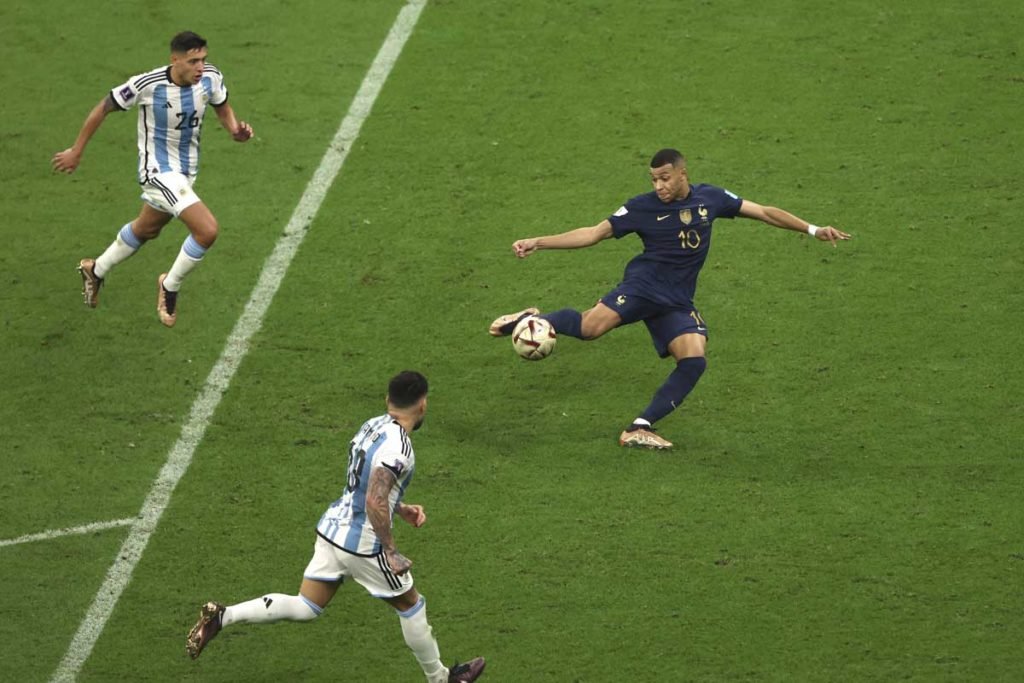 Bumbum de Varane validou gol da Argentina na final da Copa do