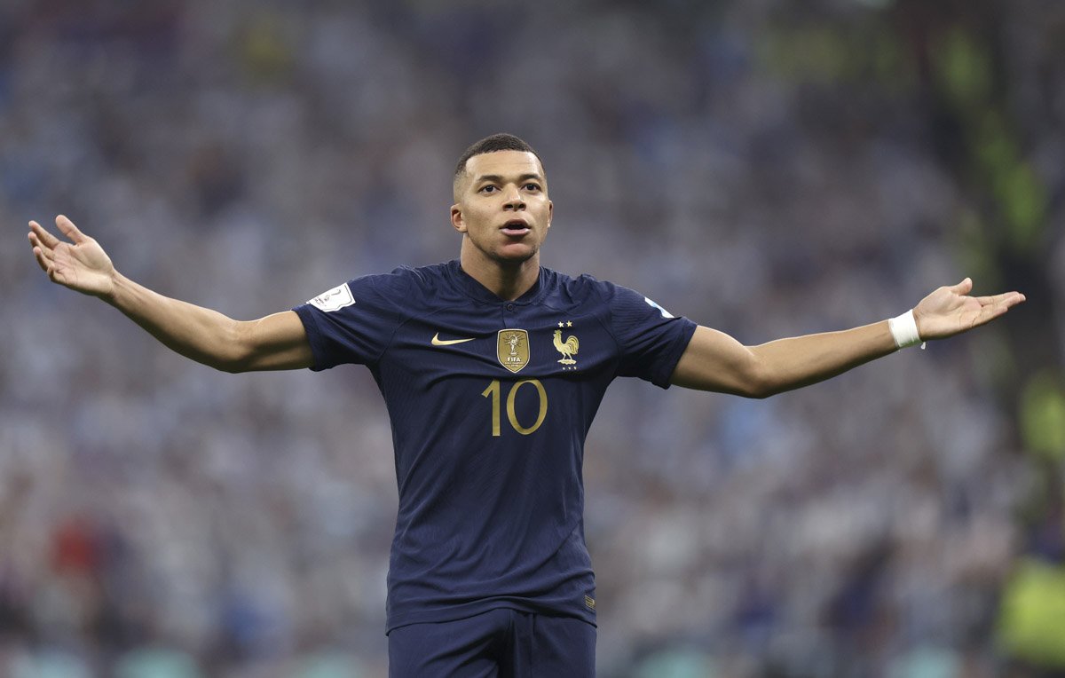 Autor de 'hat-trick' na final, Mbappé termina Copa como artilheiro