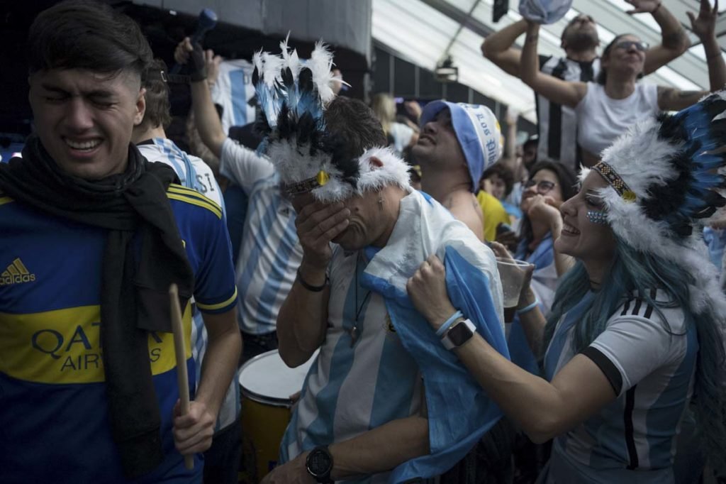 Torcedor argentino chora durante a transmissão ao vivo da partida de futebol da Copa do Mundo do Catar 2022 entre França e Argentina