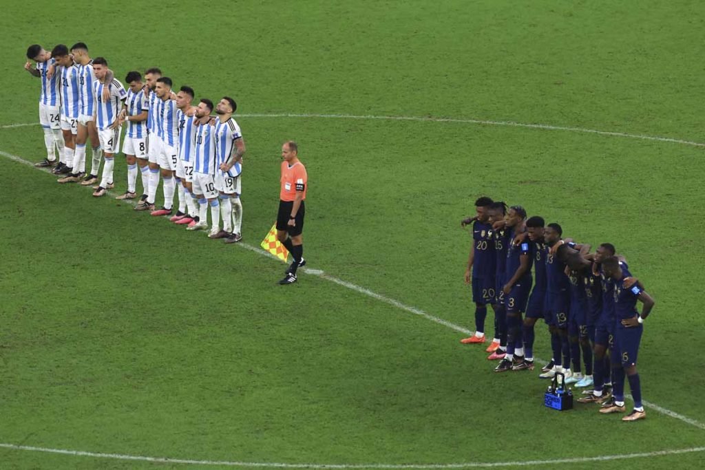 Jogadores da Argentina e da França durante os pênaltis na final da Copa do Mundo da FIFA Qatar 2022 entre Argentina e França