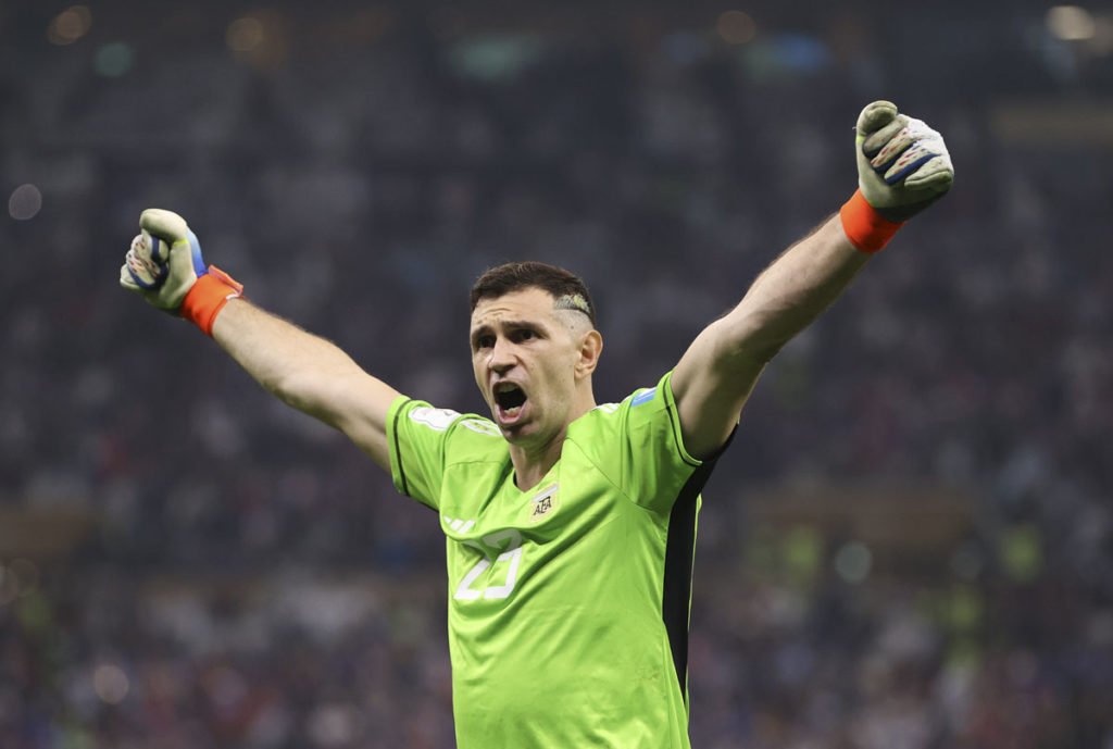 Emiliano Martinez, da Argentina, defende o segundo pênalti de Kingsley Coman, da França, na disputa de pênaltis durante a partida final da Copa do Mundo da FIFA Qatar 2022 entre Argentina e França