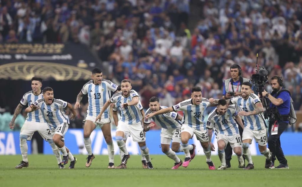Jogadores da Argentina comemoram o quarto pênalti vitorioso de Gonzalo Montiel na disputa de pênaltis durante a final da Copa do Mundo da FIFA Qatar 2022 entre Argentina e França