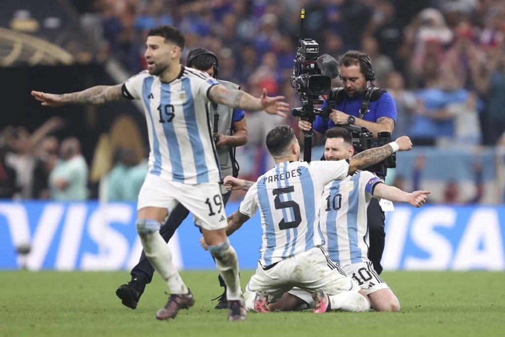 Lionel Messi e Leandro Paredes, da Argentina, comemoram após a vitória do time na disputa de pênaltis durante a final da Copa do Mundo da FIFA Qatar 2022 entre Argentina e França