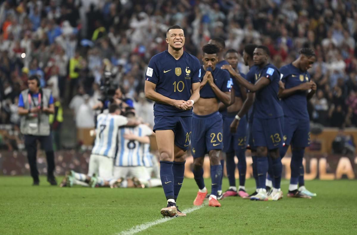 Lionel Messi da Argentina, comemora o seu segundo gol durante a partida  entre Argentina e França, pela Final da Copa do Mundo FIFA Qatar 2022,  no Estádio Lusail, neste domingo 18 Stock