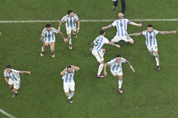 Jogadores da Argentina comemoram após a vitória do time na disputa de pênaltis durante a partida final da Copa do Mundo da FIFA Qatar 2022 entre Argentina e França