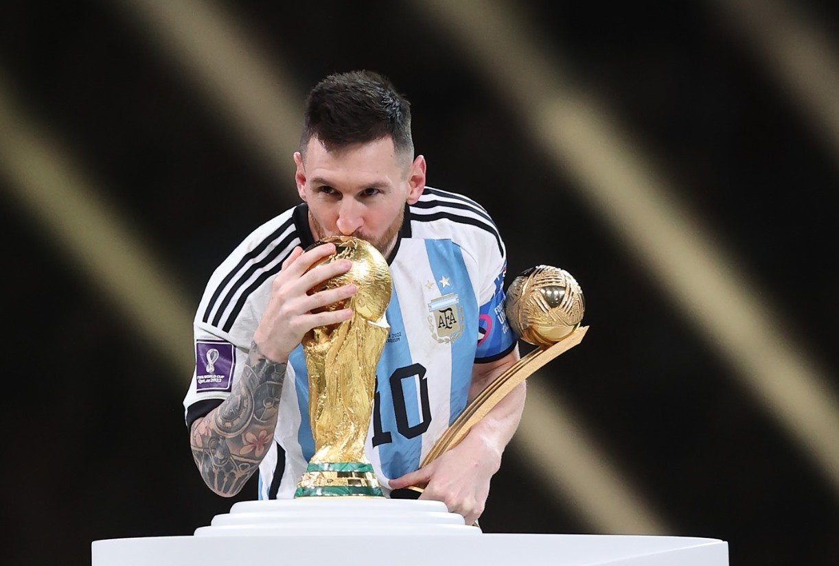 Messi beija troféu após ganhar Bola de Ouro