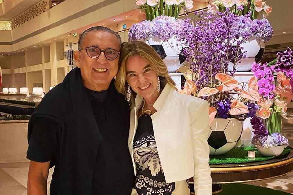 Galvão Bueno e Desirée Soares abraçados em hall de hotel - metrópoles