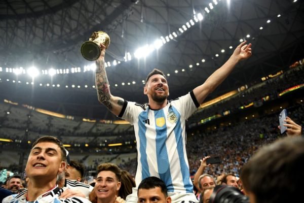 Messi sendo carregado pelos companheiros da Argentina - Metrópoles