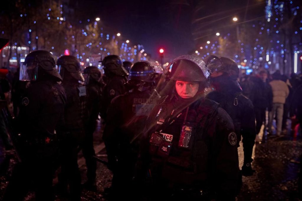 grupo de policiais vestidos de preto - metrópoles