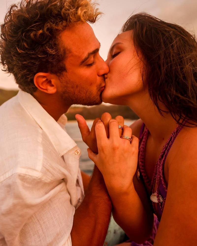 Larissa Manoela e André Luiz Frambach se beijando - metrópoles