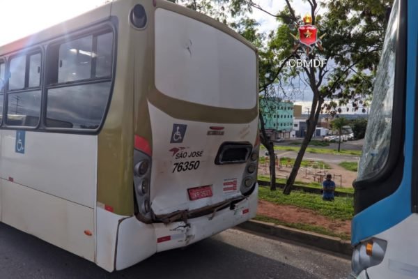Colisão de dois ônibus na EPNB deixa cinco pessoas feridas