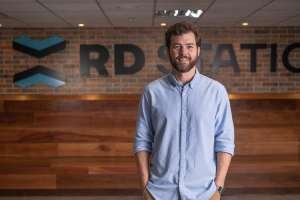 Na foto, Robinson Friede está de camiseta azul e com as duas mãos no bolso - Metrópoles
