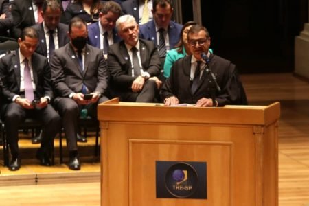 O presidente do Tribunal Regional Eleitoral de São Paulo (TRE-SP), desembargador Paulo Galizia, discursa durante a diplomação - Metrópoles