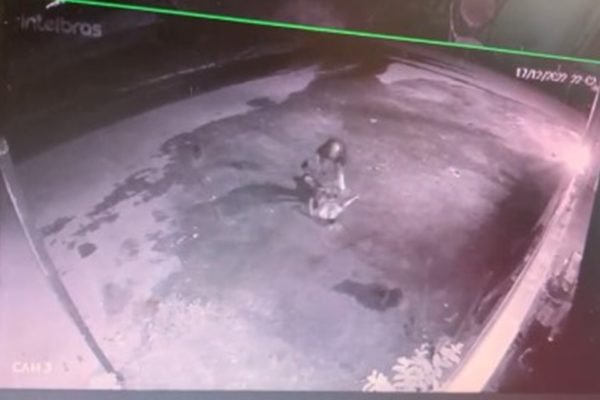 Vídeo de câmera de segurança mostra homem caído em chão de asfalto
