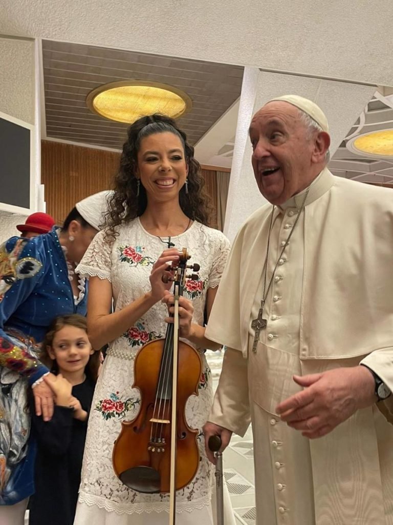 Na imagem, a violinista Mary Rodrigues com o Papa Francisco, ontem (18), em sua festa surpresa.
