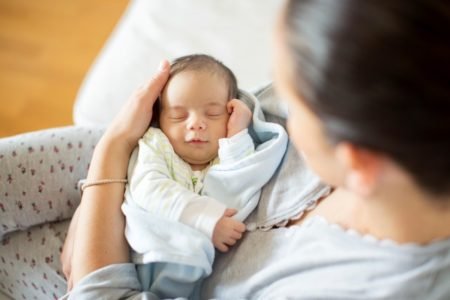 Foto colorida de bebê dormindo
