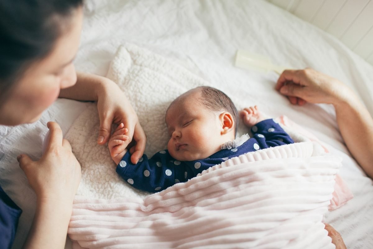 Foto colorida de bebê dormindo