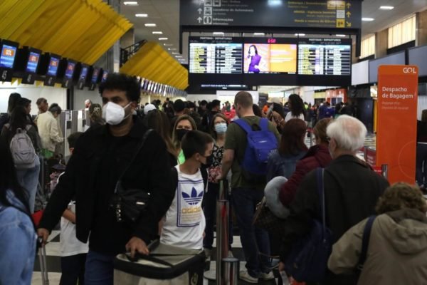 Foto colorida de multisão de passageiros no saguão do aeroporto de congonhas - Metrópoles