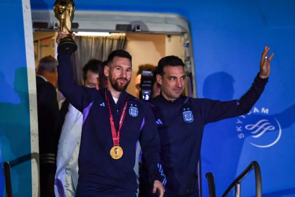 Messi desce do avião com taça - Metrópoles