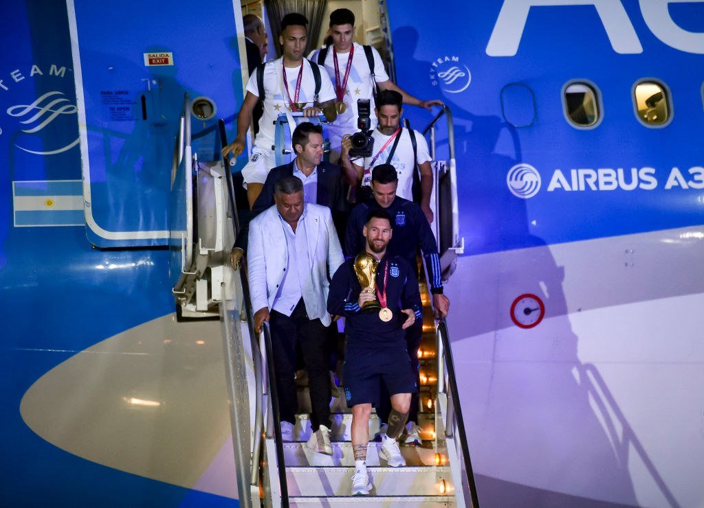 Delegação argentina descendo do avião - Metrópoles