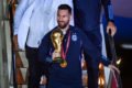 O jogador da seleção argentina Messi com a taça da Copa do Mundo desce de avião após chegar do Catar com o título - Metrópoles