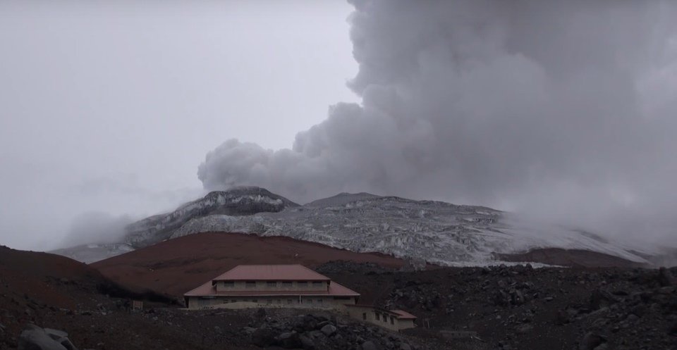 Nuvem de cinzas expelidas pelo vulcão Cotopaxi - Metrópoles