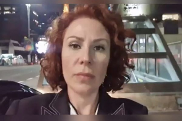 A deputada federal Carla Zambelli grava vídeo na Avenida Paulista, de noite - Metrópoles
