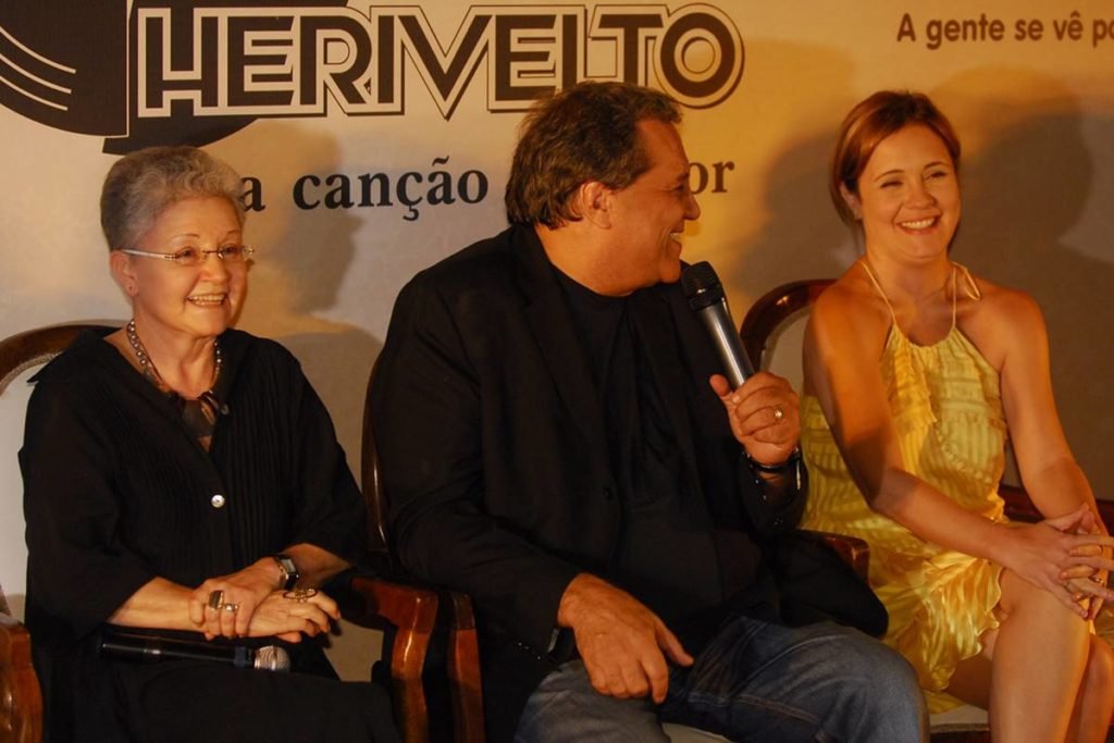 maria adelaide amaral Dennis Carvalho e Adriana Esteves sentados lado a lado - metrópoles