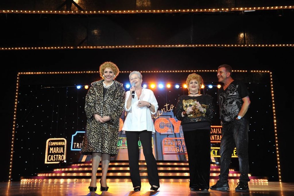 Heloisa Períssé, Maria Adelaide Amaral, Fafy Siqueira e Jorge Fernando em palco - metrópoles