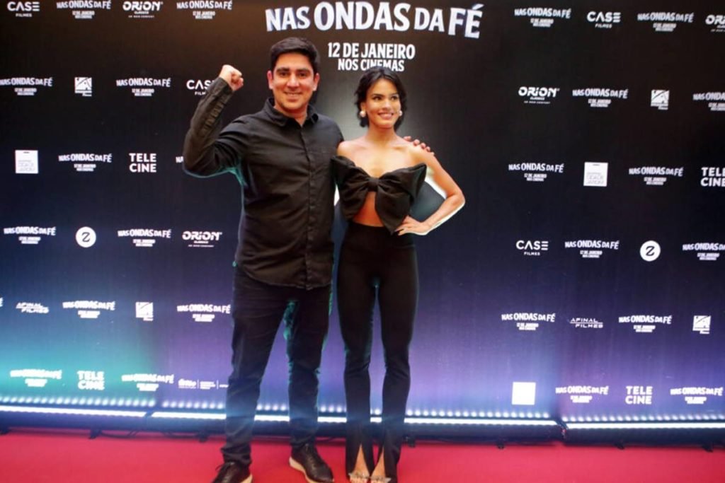 Foto colorida de Marcelo Adnet e Letícia Lima na estreia do filme Nas Ondas da Fé - Metrópoles
