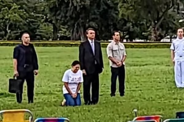 Bolsonaro e Michelle cumprimentam apoiadores e oram no Alvorada | Metr&oacute;poles